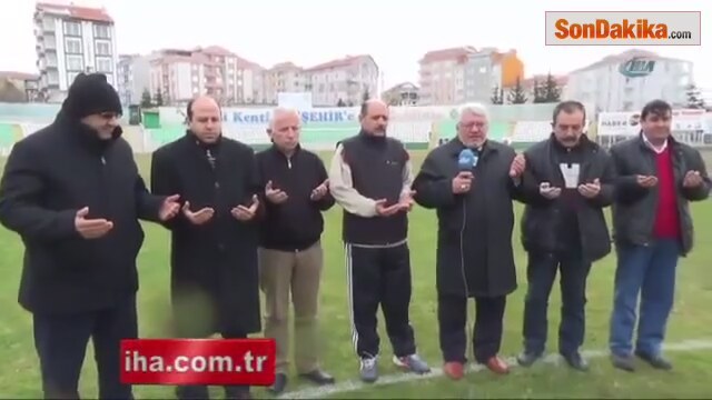 Takım Ligden Düştü Yöneticiler Stadın Ortasında Duaya Durdu